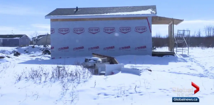 ‘Tiny homes’ provide shelter, job skills for central Alberta First Nation | Global News