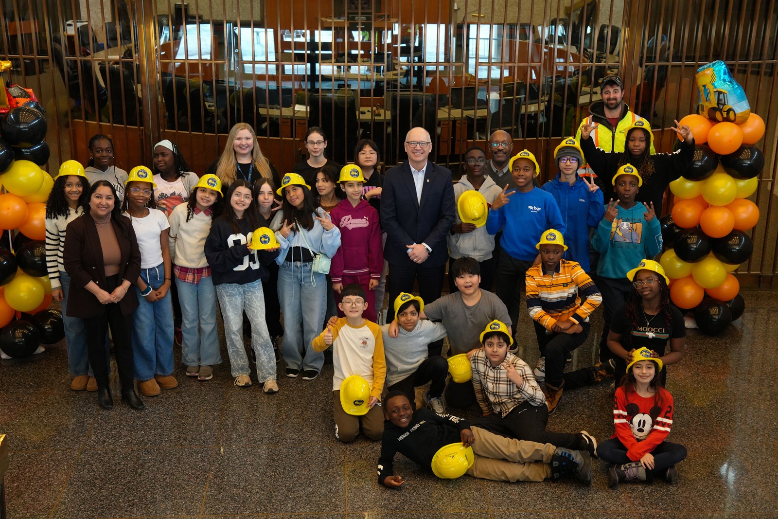 Group photo with the Mayor at city hall for their pizza party